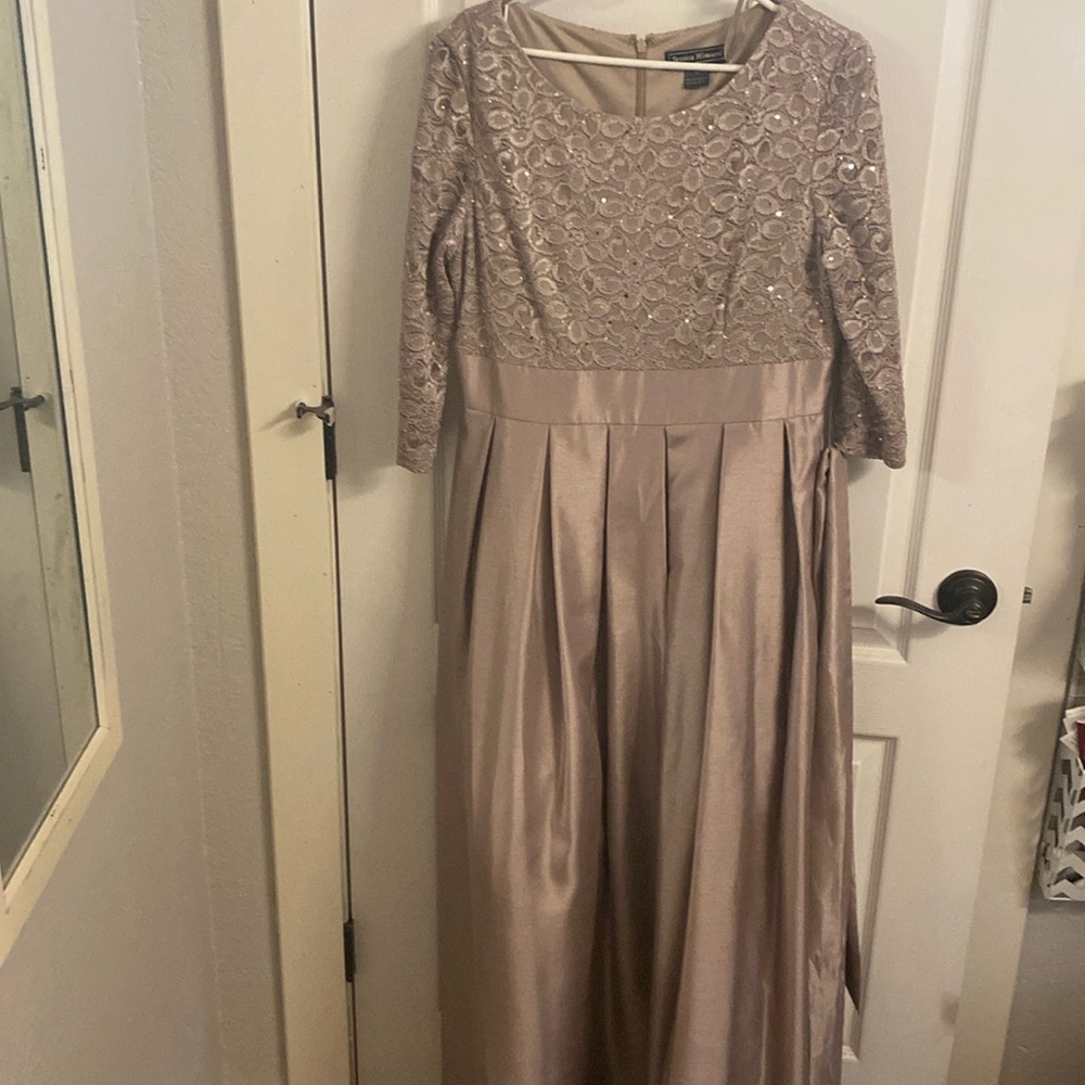 Beautiful Jessica Howard formal dress!